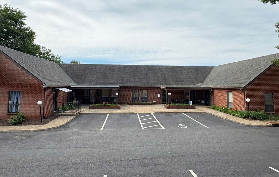 3042 Berkmar Dr, Charlottesville, VA à vendre - Photo de l’immeuble – Image 1 sur 7