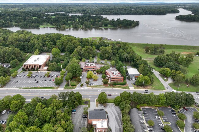Plus de détails pour 1829 Eastchester Dr, High Point, NC - Bureau à louer