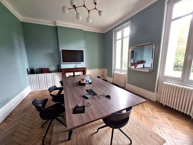 Bureau dans Saint-Médard-en-Jalles à louer - Photo de l’immeuble – Image 2 sur 15