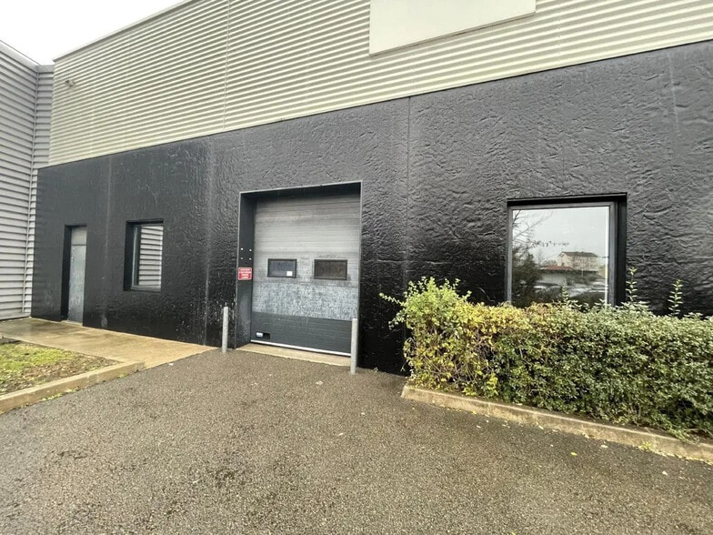 Local d’activités dans La Courneuve à louer - Photo de l’immeuble – Image 2 sur 2