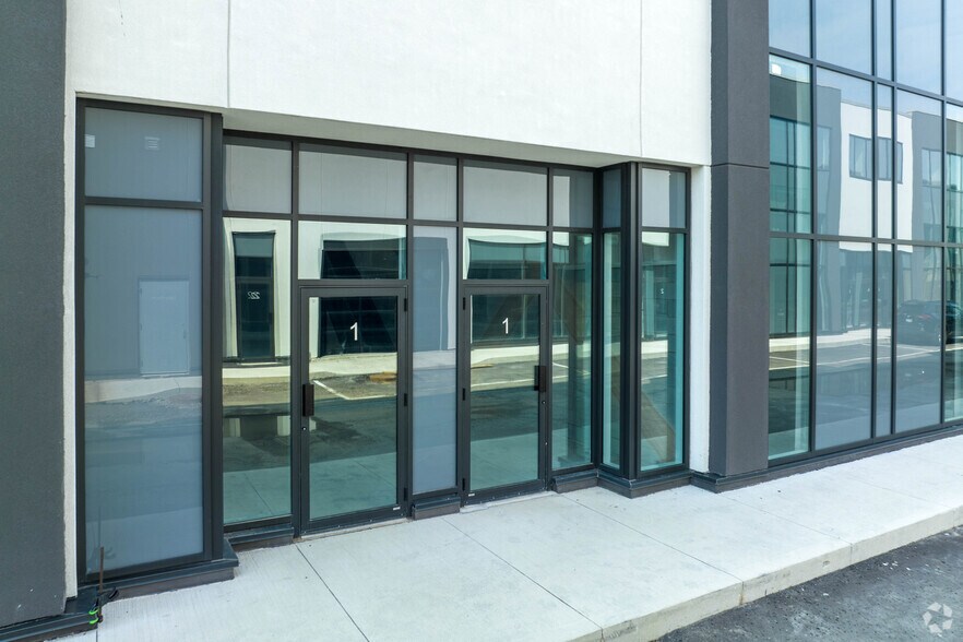 5250 Solar Dr, Mississauga, ON à vendre - Photo de l’immeuble – Image 2 sur 27