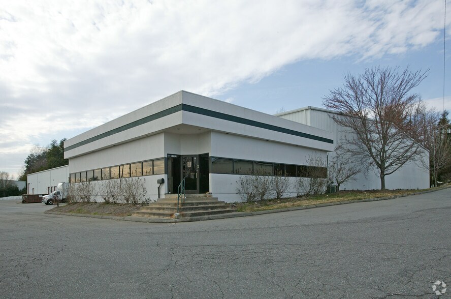 5170 Indiana Ave, Winston-Salem, NC à louer - Photo de l’immeuble – Image 1 sur 5