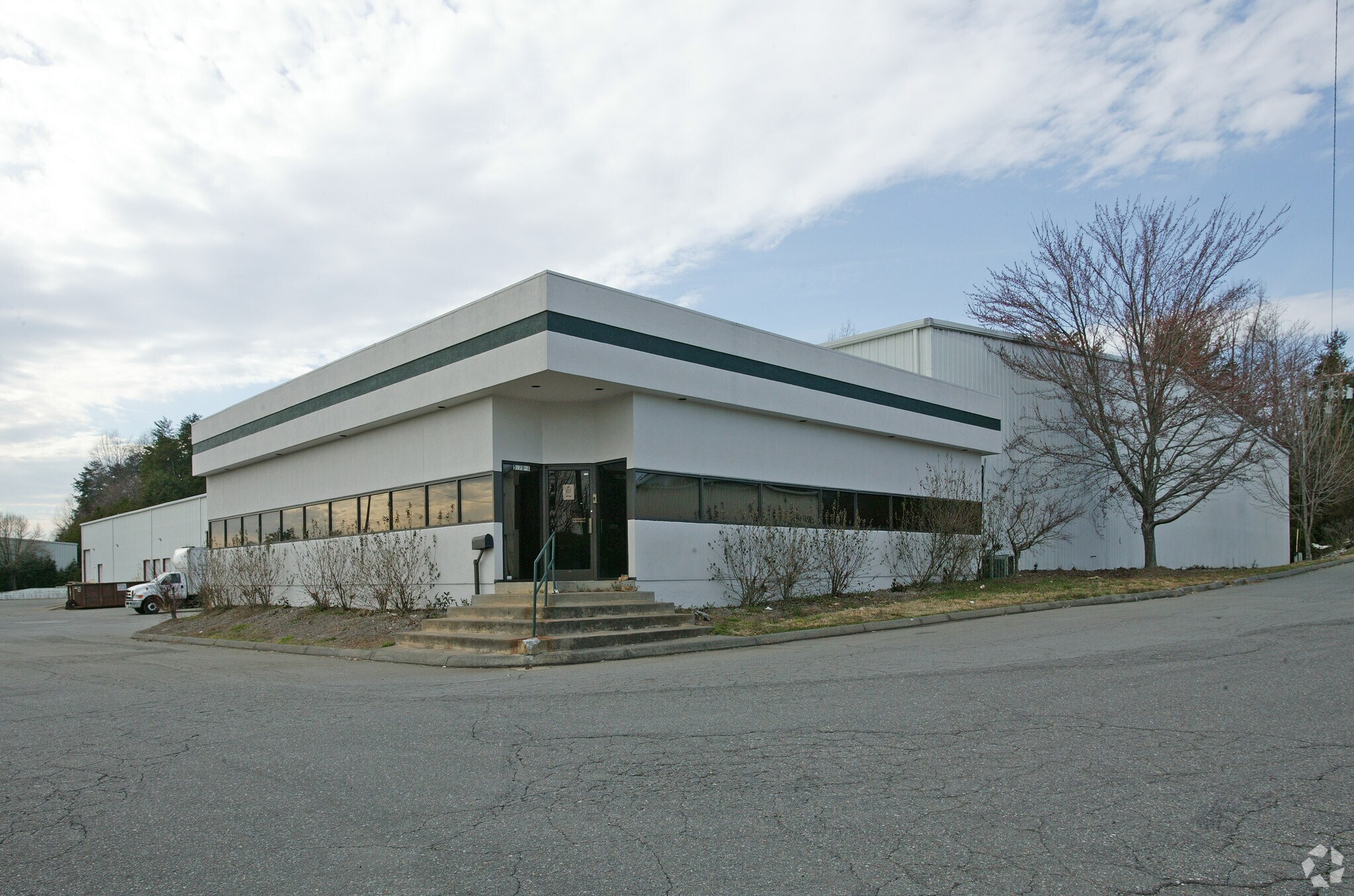 5170 Indiana Ave, Winston-Salem, NC à louer Photo de l’immeuble– Image 1 sur 6