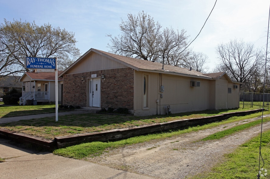 811 W Brown St, Ennis, TX à louer - Photo de l’immeuble – Image 2 sur 4
