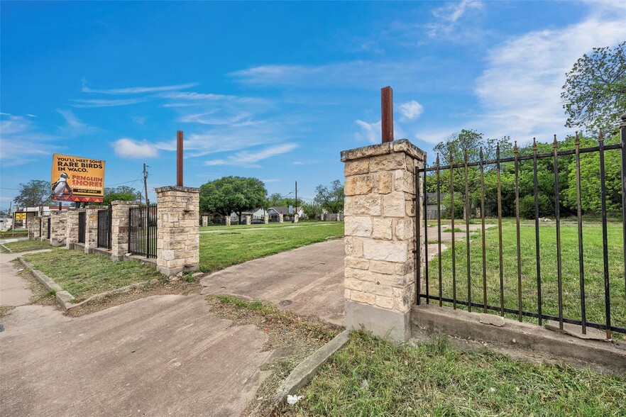 2217 W Waco, Waco, TX à vendre - Photo de l’immeuble – Image 2 sur 4