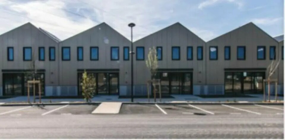 Local d'activités dans Toussieu à vendre - Photo de l’immeuble – Image 1 sur 10