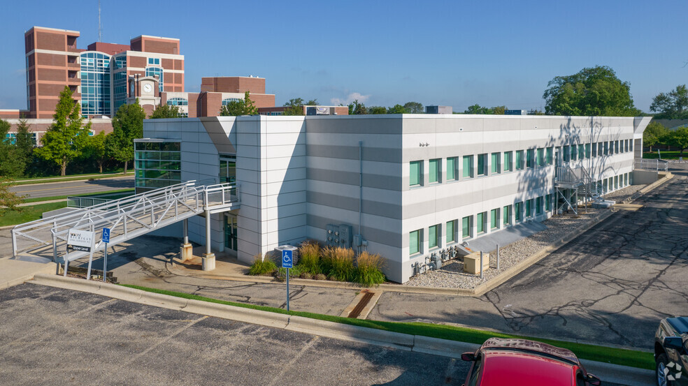 601 Michigan Ave, Holland, MI à louer - Photo principale – Image 1 sur 24