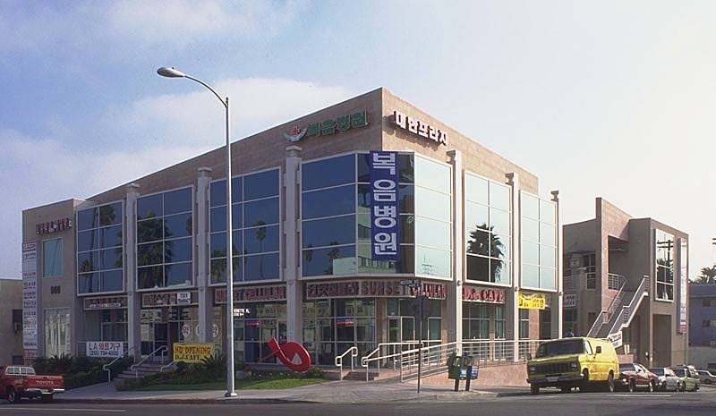 966 S Western Ave, Los Angeles, CA à louer - Photo de l’immeuble – Image 2 sur 16