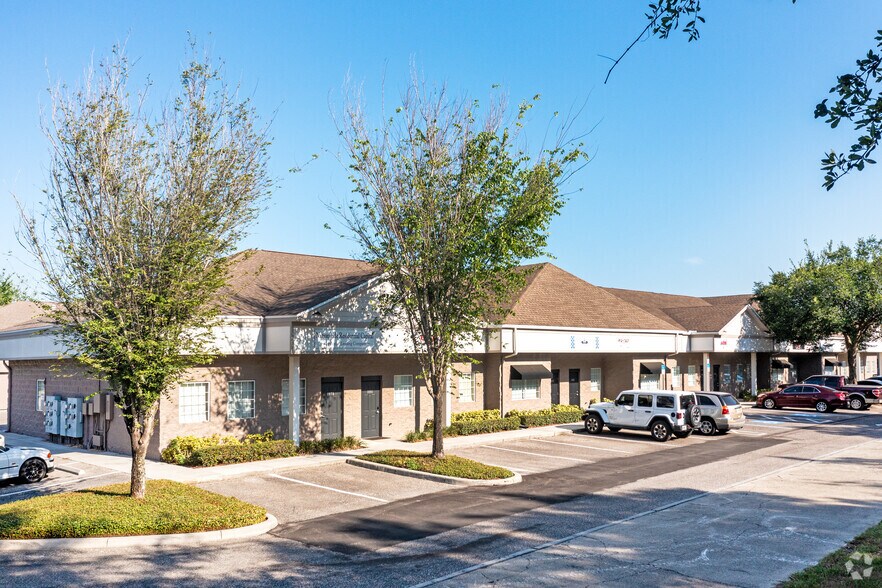 1079-1097 E Brandon Blvd, Brandon, FL à louer - Photo de l’immeuble – Image 2 sur 4
