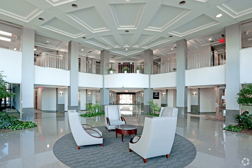 26200 Town Center Dr, Novi, MI à louer - Hall d’entrée – Image 2 sur 7