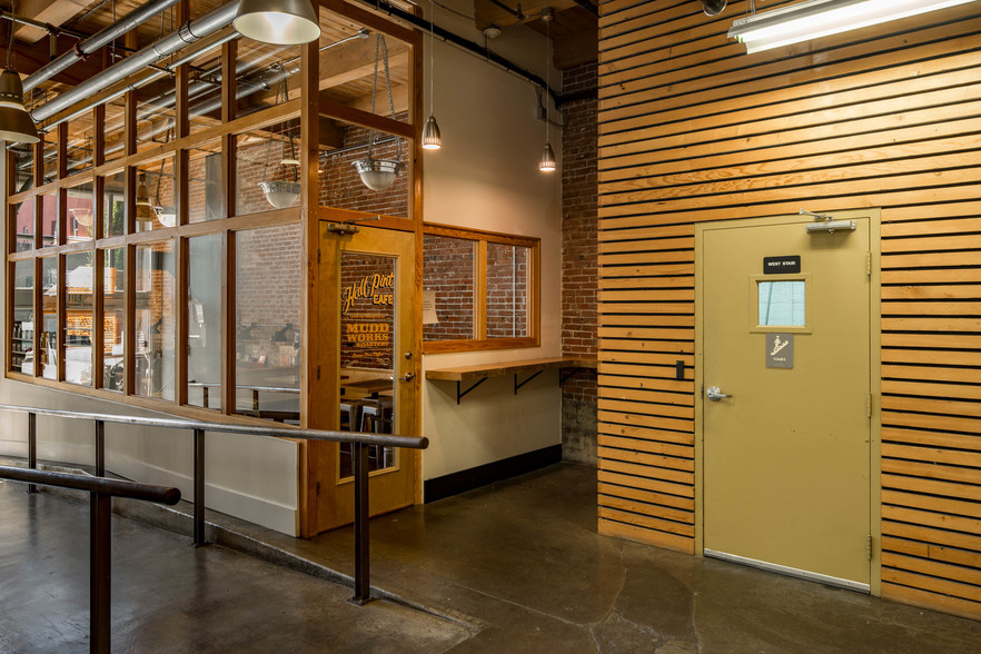 537 SE Ash St, Portland, OR à louer - Photo de l’immeuble – Image 3 sur 5