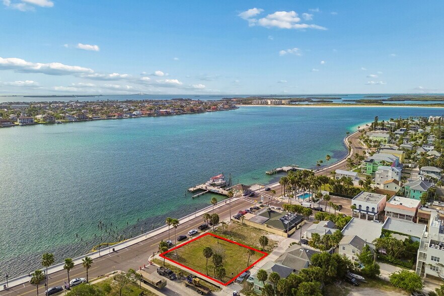 808 Pass a Grille Way, St Pete Beach, FL à vendre - Photo de l’immeuble – Image 2 sur 31