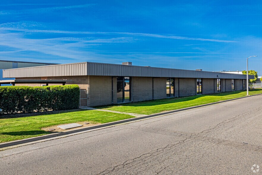 7401-7427 W Sunnyview Ave, Visalia, CA à louer - Photo de l’immeuble – Image 3 sur 17