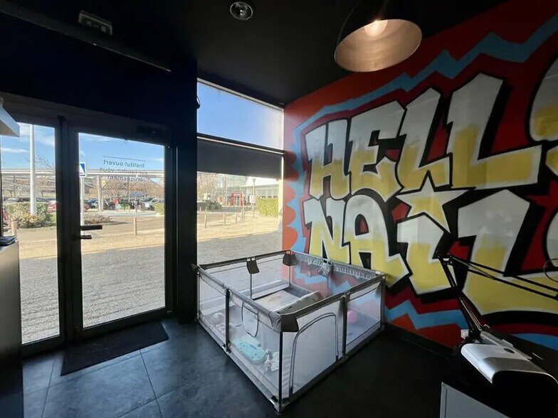 Local commercial dans Saint-Laurent-des-Arbres à louer - Hall d’entrée – Image 2 sur 5