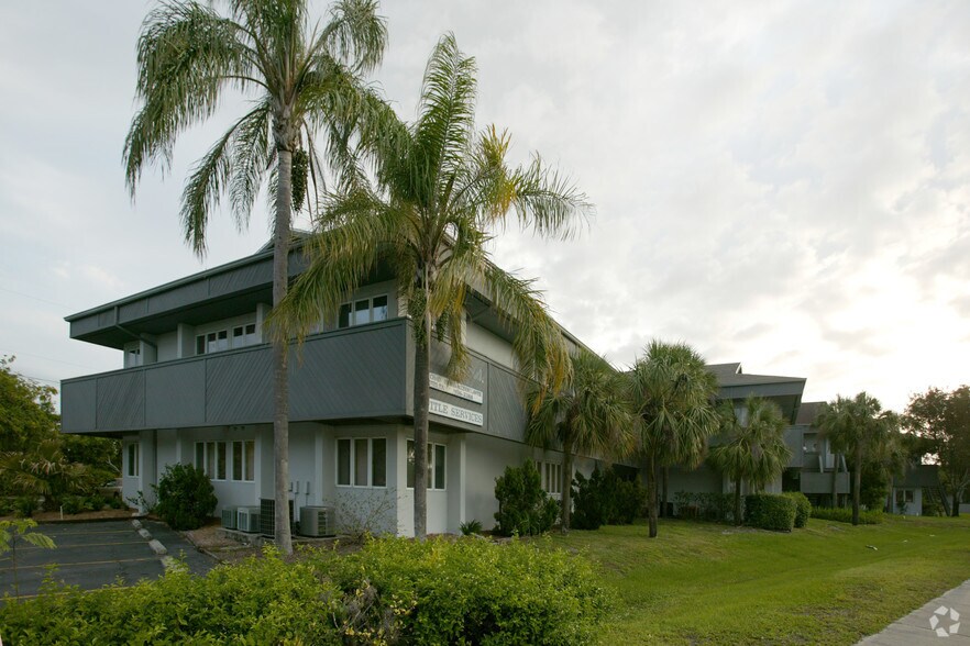 1705 Colonial Blvd, Fort Myers, FL à louer - Photo de l’immeuble – Image 2 sur 7