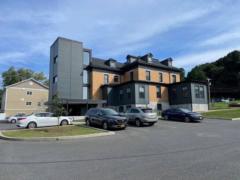 886 Columbia St, Hudson, NY à louer - Photo de l’immeuble – Image 1 sur 5