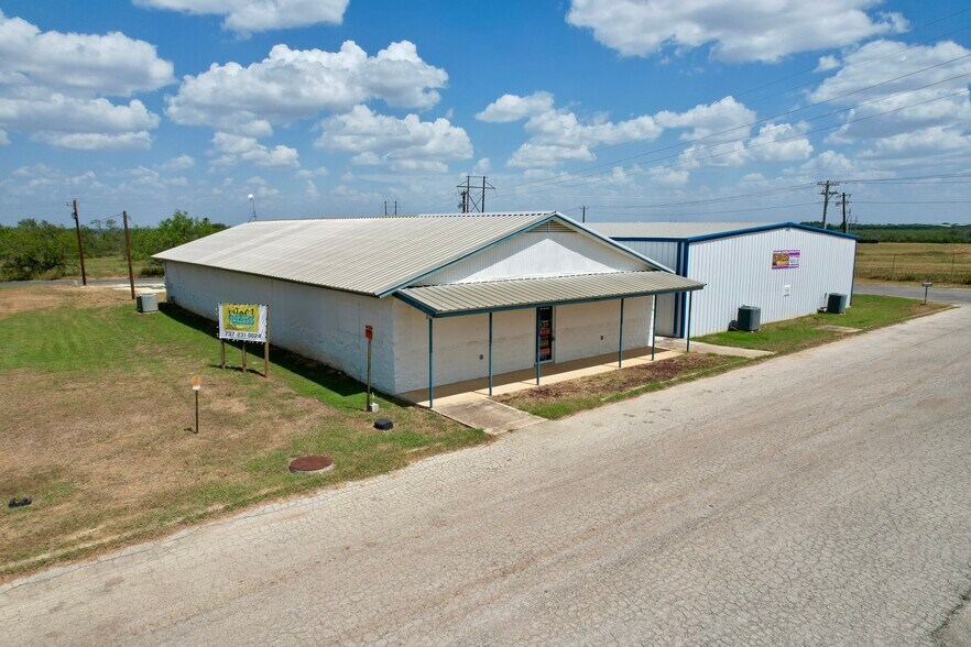 1375 Junior Blvd, Pleasanton, TX à louer - Photo de l’immeuble – Image 2 sur 5
