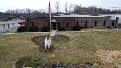 250 Woodlyn Dr, Yadkinville, NC à louer Photo de l’immeuble– Image 2 sur 6