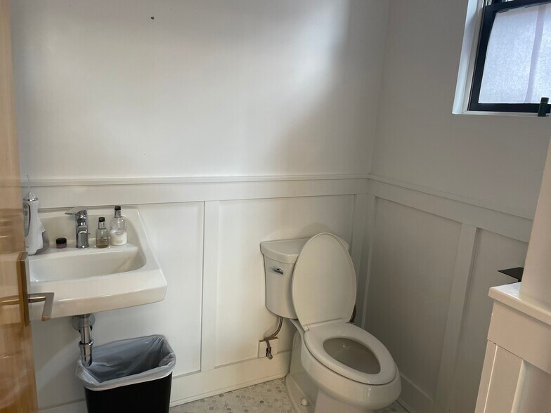 19 Orchard St, Manhasset, NY à louer - Photo de l’immeuble – Image 3 sur 13