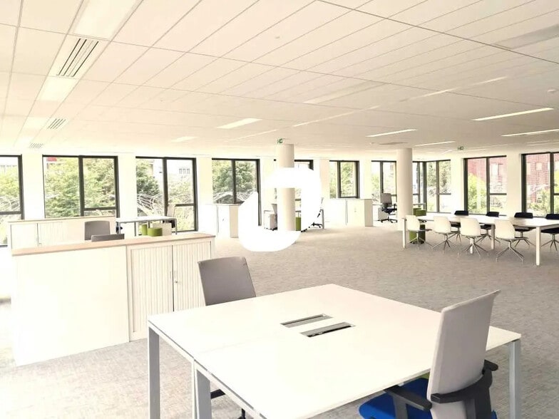 2 Avenue De La Gare, Montigny-le-Bretonneux à louer - Photo de l’immeuble – Image 3 sur 19