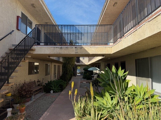 25711 Frampton Ave, Harbor City, CA à vendre - Photo de l’immeuble – Image 2 sur 5