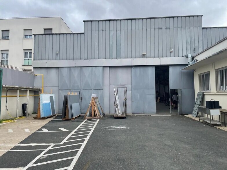 Local d'activités dans Saint-Denis à vendre - Photo de l’immeuble – Image 2 sur 10