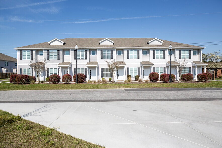 Village Rd, Leland, NC à vendre - Photo principale – Image 1 sur 51