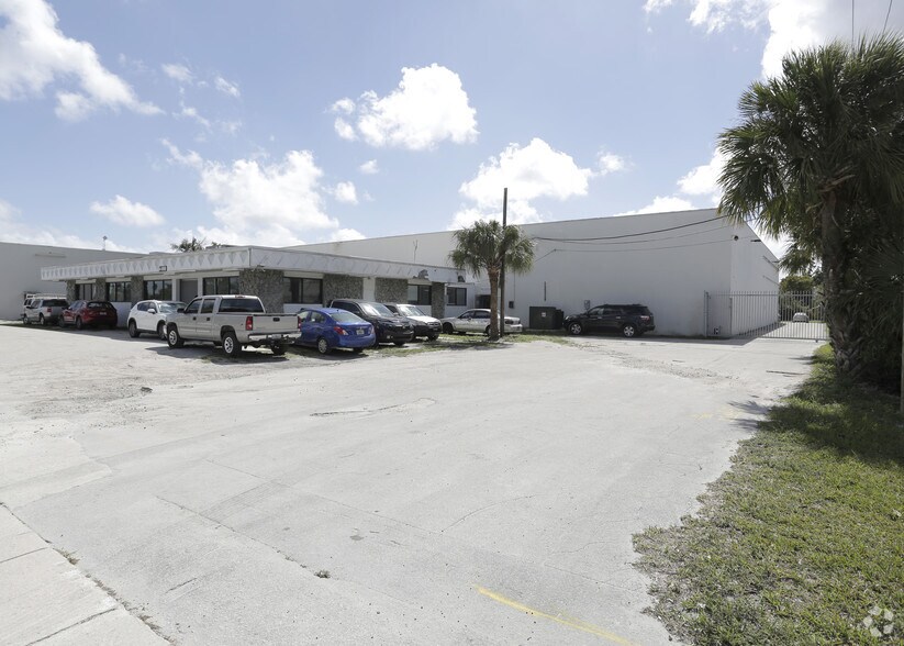 4400 NW 135th St, Opa Locka, FL à louer - Photo de l’immeuble – Image 2 sur 6