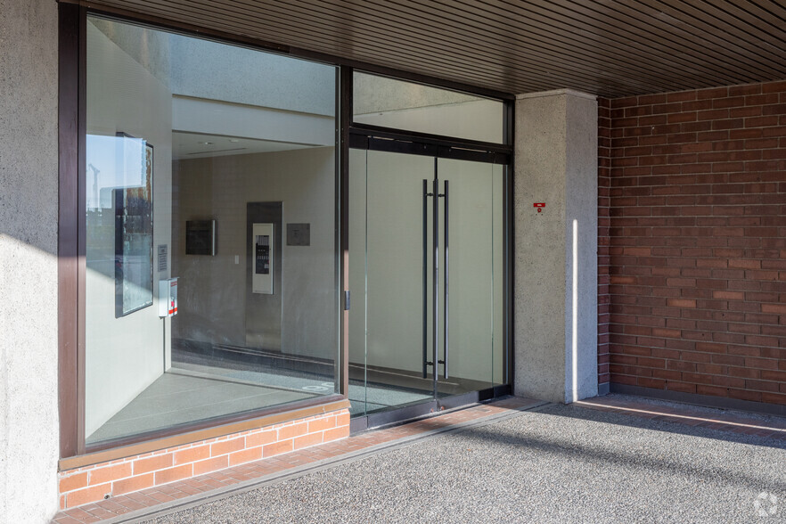 4112 Lougheed Hwy, Burnaby, BC à louer - Photo de l’immeuble – Image 3 sur 6