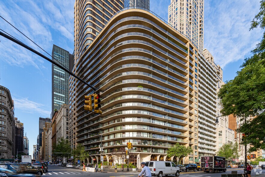 200 Central Park S, New York, NY à louer - Photo de l’immeuble – Image 2 sur 33