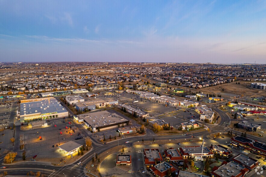 600 Crowfoot Cres NW, Calgary, AB à louer - Aérien – Image 2 sur 18