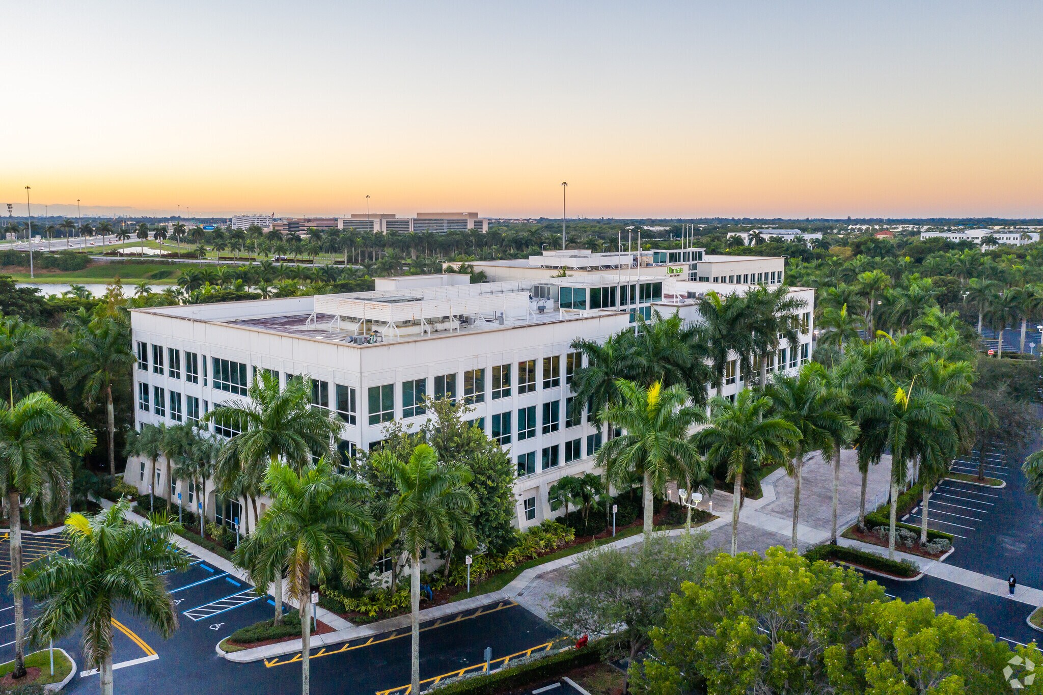 2200 N commerce Pky, Weston, FL à louer Photo de l’immeuble– Image 1 sur 8