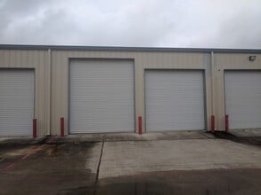 1821 Dickinson Ave, Dickinson, TX à louer Photo de l’immeuble– Image 2 sur 6