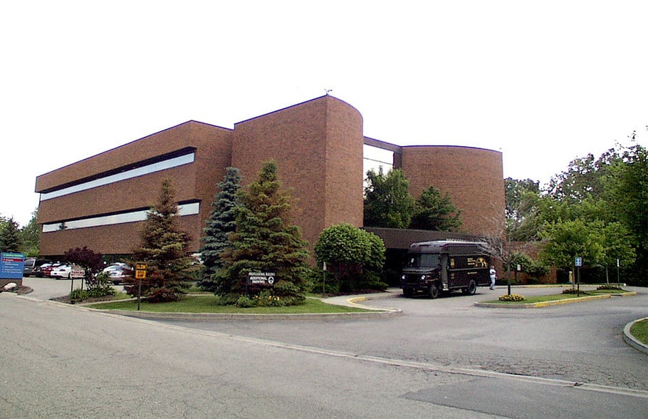 27483 Dequindre Rd, Madison Heights, MI à louer - Photo de l’immeuble – Image 2 sur 5