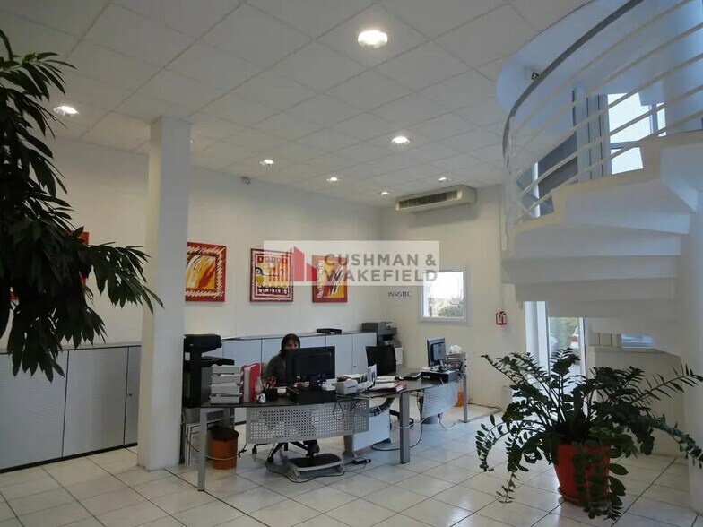 Local d’activités dans Lunel à louer - Photo de l’immeuble – Image 2 sur 3