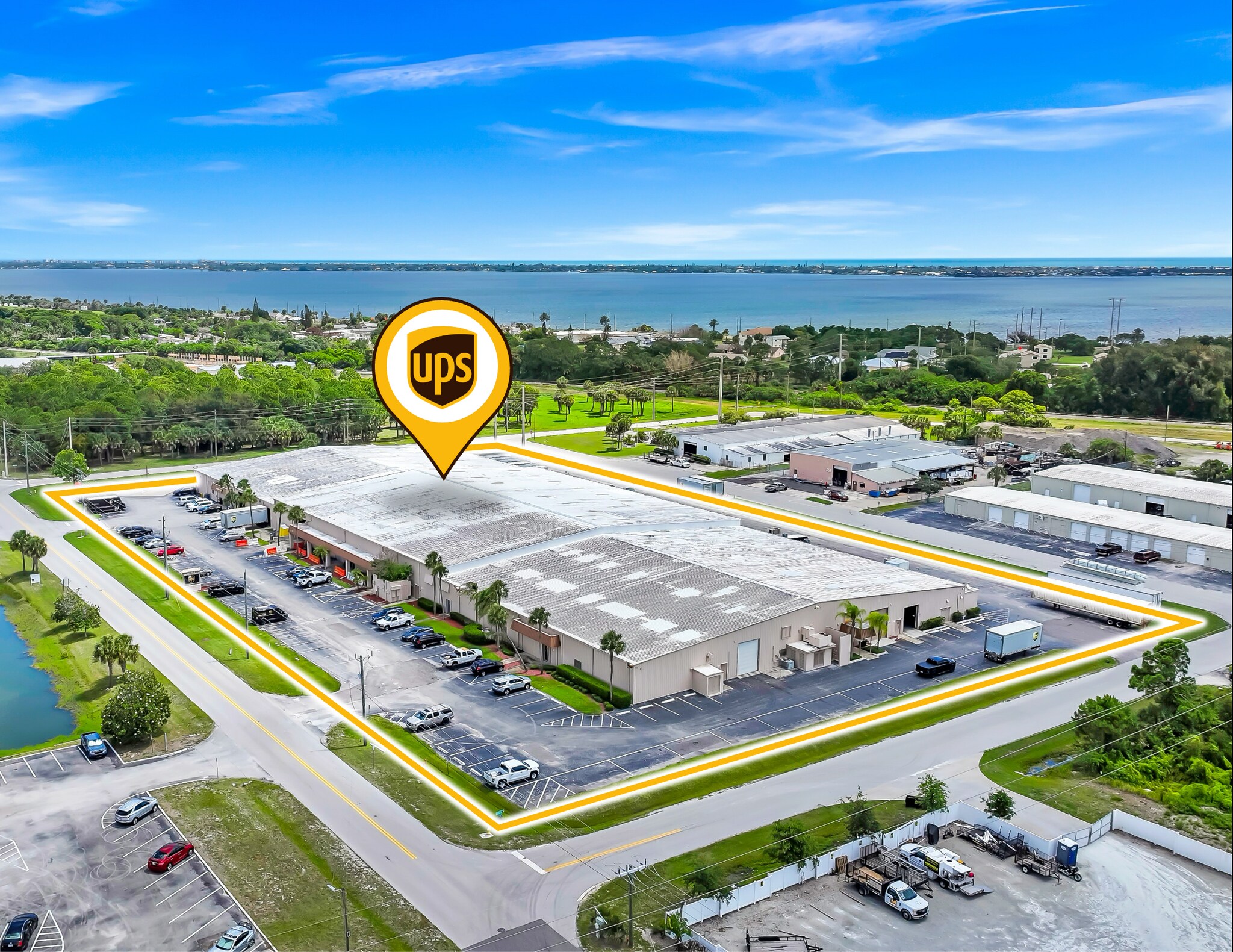 2730 Kirby Cir NE, Palm Bay, FL à vendre Photo de l’immeuble– Image 1 sur 4