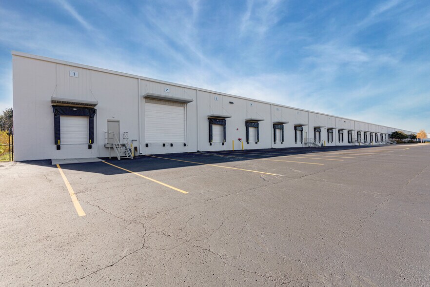 421 McNally Dr, Nashville, TN à louer - Photo de l’immeuble – Image 1 sur 9