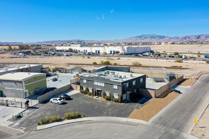 4251 W Oquendo Rd, Las Vegas, NV à louer - Photo de l’immeuble – Image 1 sur 54