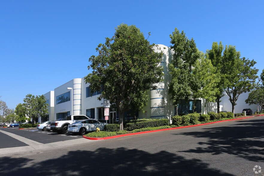 3506 Lake Center Dr, Santa Ana, CA à vendre - Photo de l’immeuble – Image 2 sur 6
