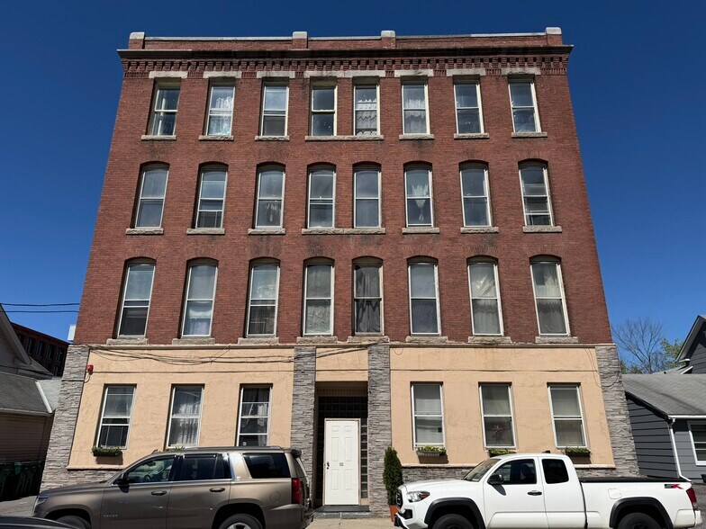 112 School St, Clinton, MA à vendre - Photo de l’immeuble – Image 2 sur 17