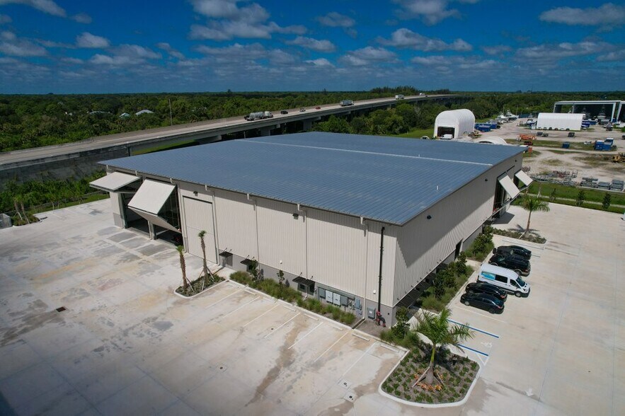 1340 Commerce way, Stuart, FL à louer - Photo principale – Image 1 sur 18