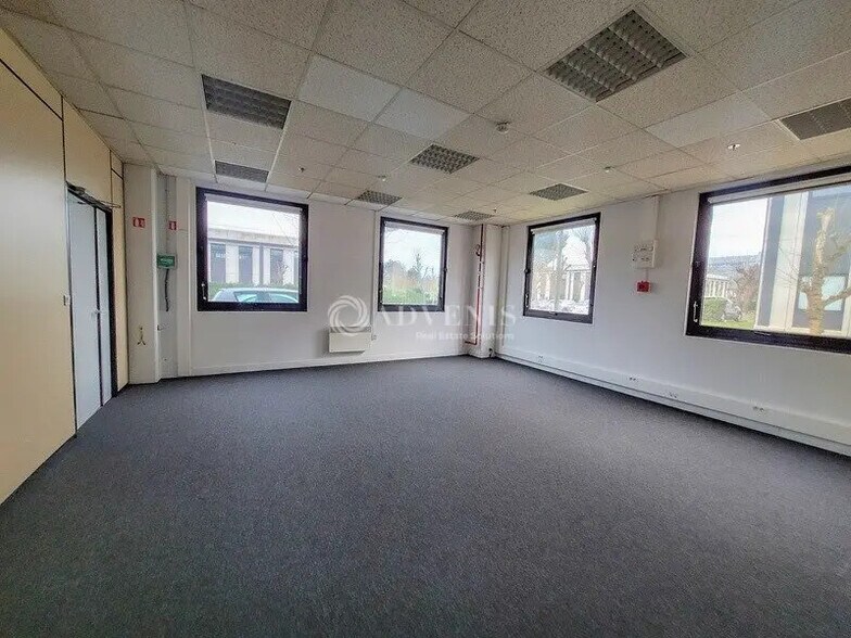 Local d’activités dans Cergy à louer - Photo de l’immeuble – Image 3 sur 6