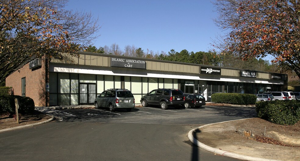1070-1076 W Chatham St, Cary, NC à louer - Photo de l’immeuble – Image 2 sur 3