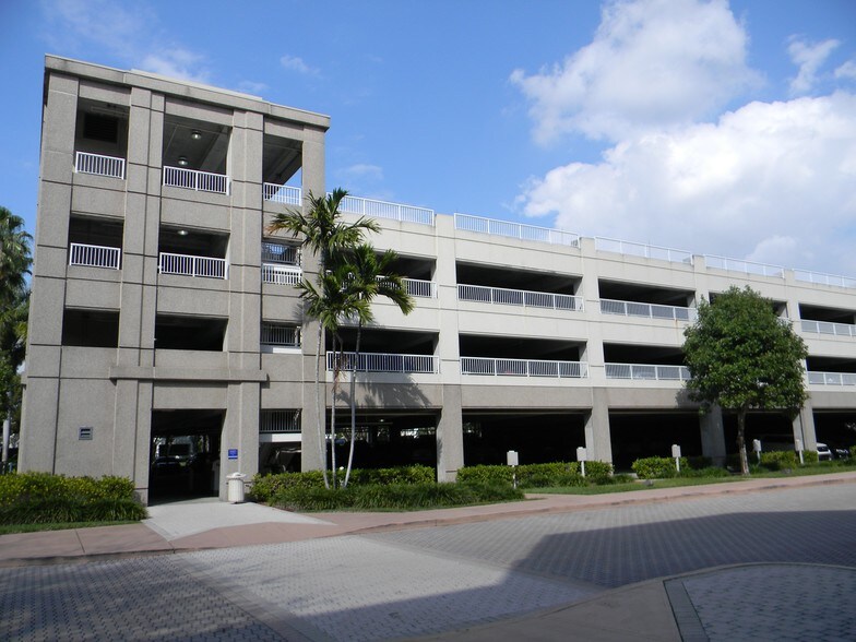 2385 NW Executive Center Dr, Boca Raton, FL à louer - Photo de l’immeuble – Image 2 sur 7