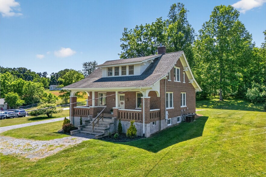 132 Christiansburg Pike NE, Floyd, VA à vendre - Photo de l’immeuble – Image 1 sur 48