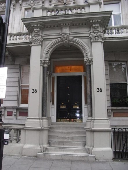26 Grosvenor Gdns, Londres à louer - Photo de l’immeuble – Image 3 sur 14