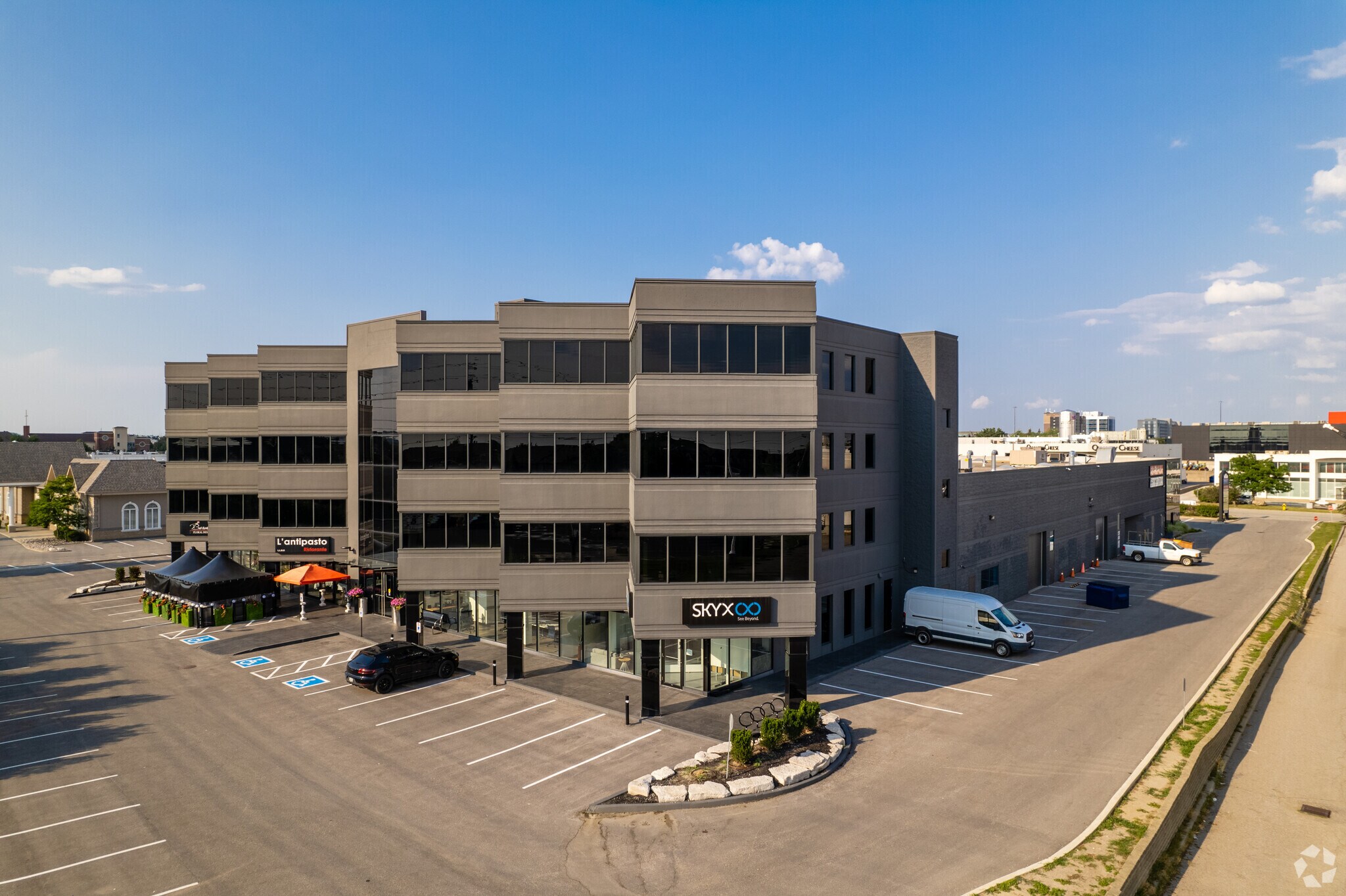 8001 Weston Rd, Vaughan, ON à louer Photo principale– Image 1 sur 5