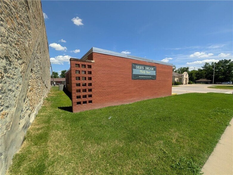 910 New York St, Humboldt, KS à vendre - Photo de l’immeuble – Image 2 sur 34