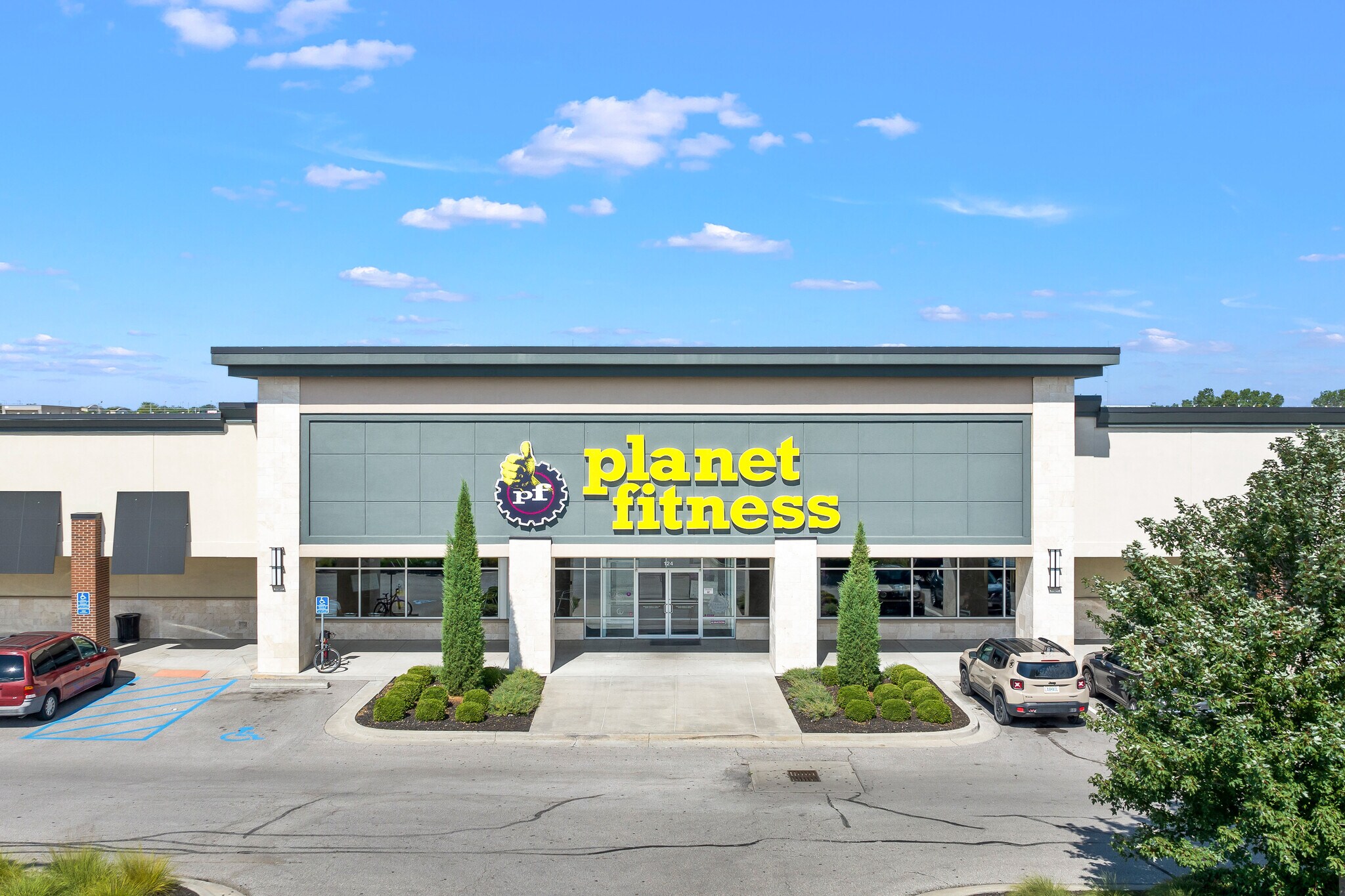 100-172 Cedar Tree Sq, Belton, MO à louer Photo principale– Image 1 sur 7