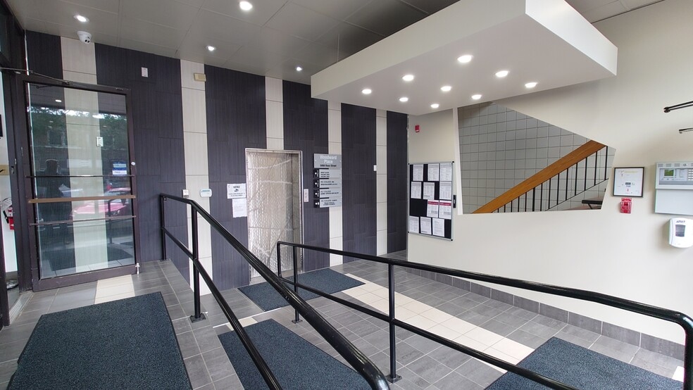 5008 50 St, Red Deer, AB à louer - Photo intérieure – Image 2 sur 3